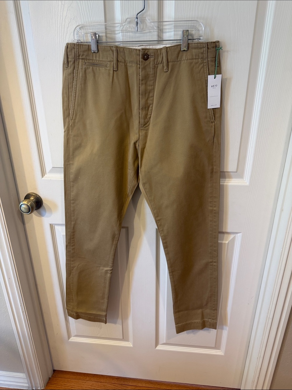 American Eagle AE77 Men’s Khaki Chinos Pants Sz 32/32.  NWT. Box23